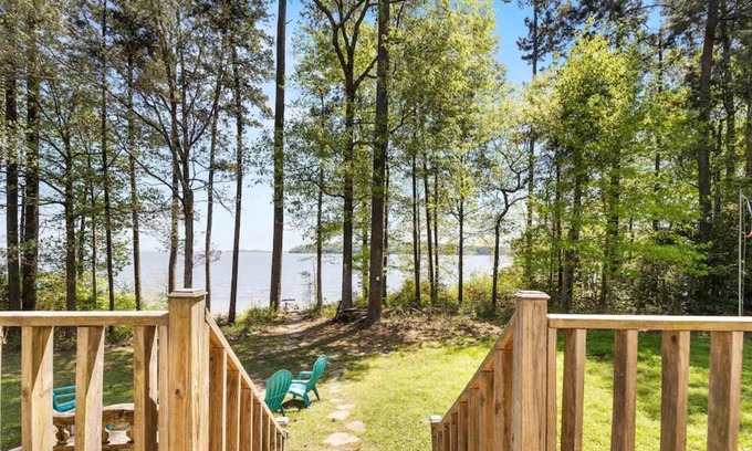 Huntington House | Waterfront home In Sam Rayburn. Sleeps 10.
