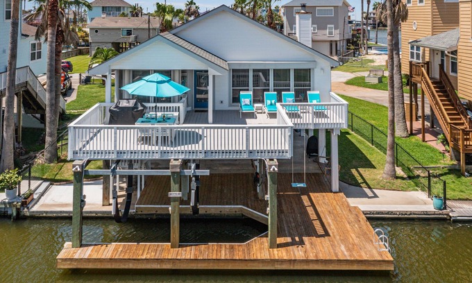 Jamaica Beach House | Waterfront Home! Kids/Pet Friendly! Kayaks/Bikes!