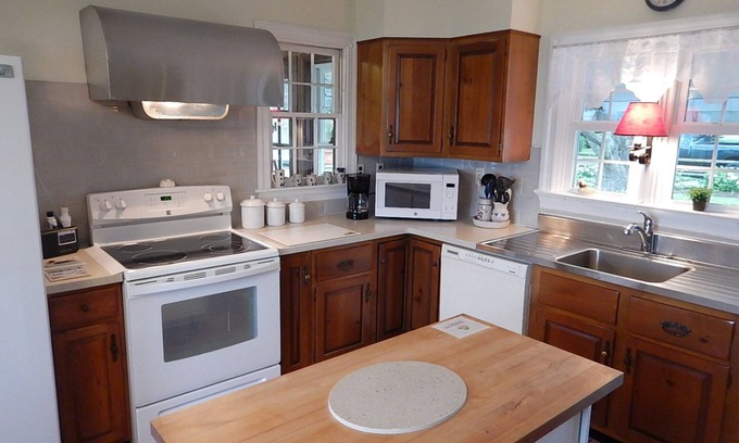 Chester House | Waterfront Home On 3 Acres. Fish,crab, & kayak from the pier + great sunsets!