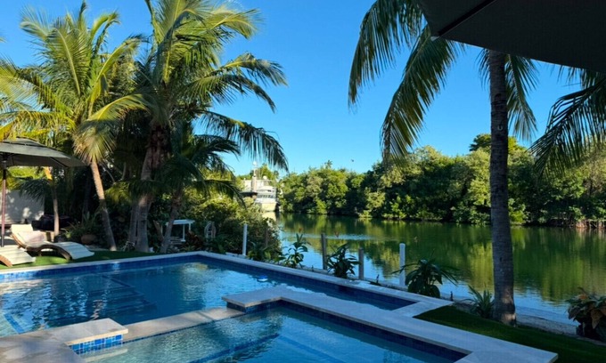 Marathon House | WATERFRONT Home on Deep Canal with private Pool, Spa and Dockage