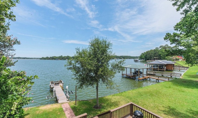 Oakhurst House | Waterfront home on Lake Livingston