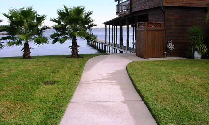 Conroe House | Waterfront Home - Private Fishing Pier BEST VIEWS! - walk to bars & restaurants