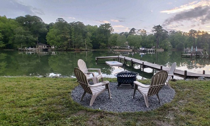 Kilmarnock House | Waterfront Home w/ Screened Porch, Dock, Fire Pitš„