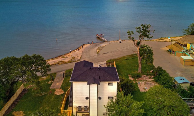 Bacliff House | Waterfront Home w/Views - Hot Tub + Movie Theatre