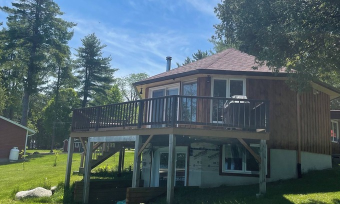 Lanark Highlands Cottage | Waterfront home White Lake On