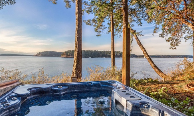 Friday Harbor House | Waterfront! Hot Tub! Dog Friendly! (TSB)