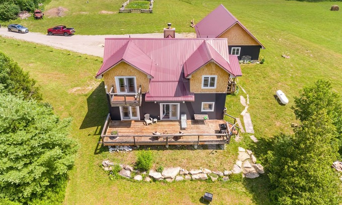 Thomasburg Cottage | ●Waterfront ●Hot-tub ●4-season ●Fishing ●Kayak ●Canoe ●Hiking ●Cross country ski