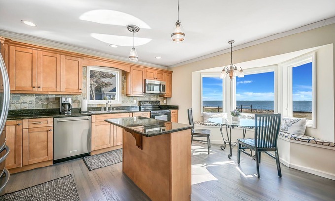 East Patchogue House | Waterfront house next to Bellport golf course