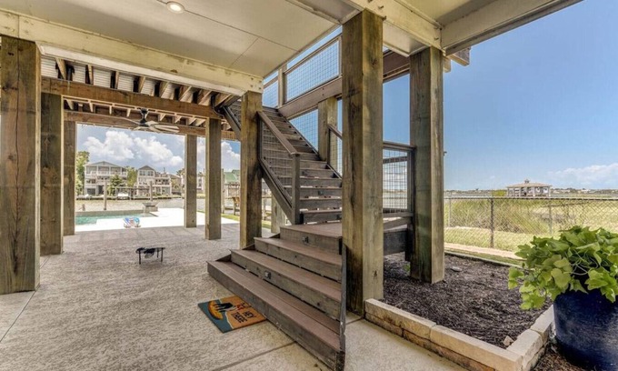 Clear Lake Shores House | Waterfront House with Pool