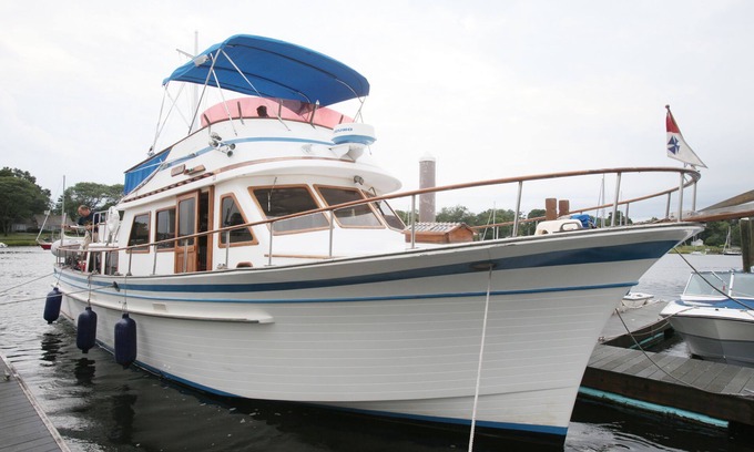 Fox Point Boat Rental | Waterfront Houseboat - 45' AlbinYacht - Sleeps 4-6