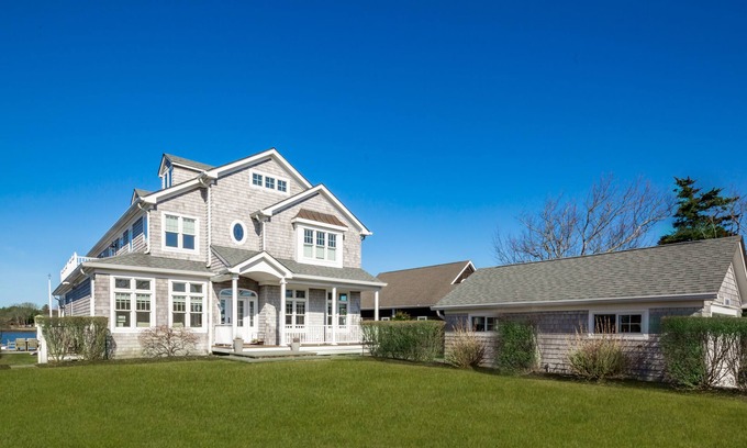 Shinnecock Hills House | Waterfront indoor and outdoor living at its best!