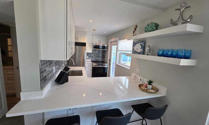Island Estate Condo | Waterfront Island Estates Condo – Walk to Clearwater Beach, 2BR + Patio Viewsnn
