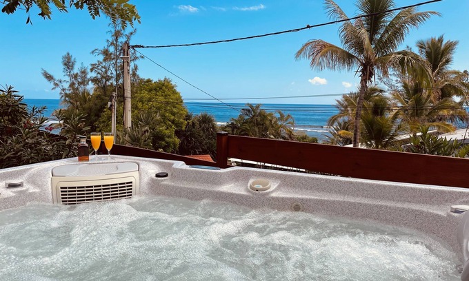 Trois-Bassins House | Waterfront Jacuzzi bungalow