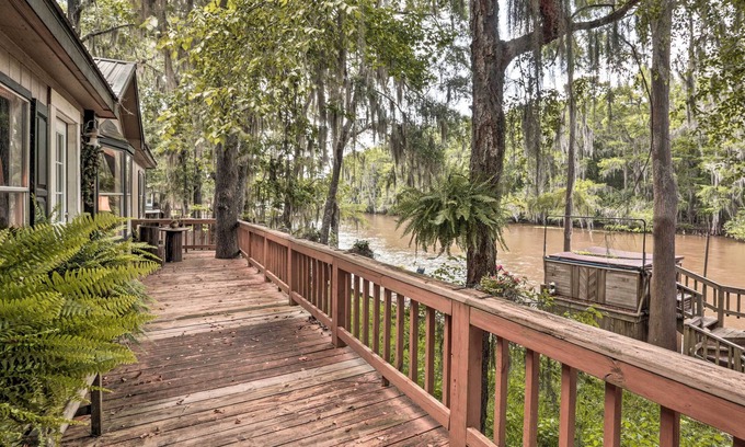 Jefferson Cottage | Waterfront Karnack Home w/Boathouse & Deck!