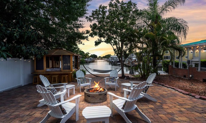 Bay Crest Park House | Waterfront, Kayaks, Paddle Board, Heated Pool, Hot Tub, 6BR