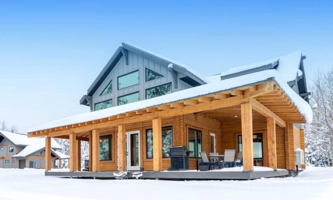 Central Okanagan House | Waterfront Kelowna Cabin private hot tub sleeps 14