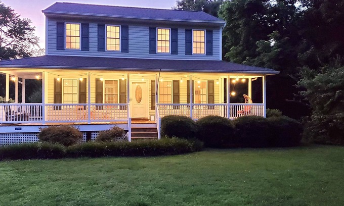 Reedville House | Waterfront King Bed Dock SUP Kayak Firepit Porch - for up to 6