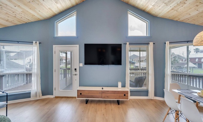 Barataria House | Waterfront, King Suite, Fully Stocked, Minutes from New Orleans, Pets Welcome