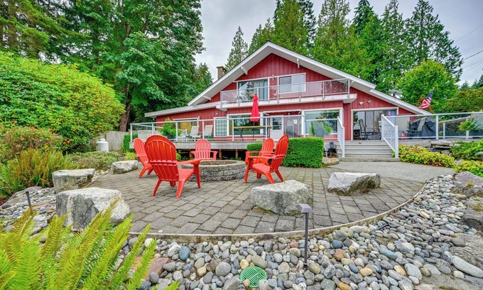 Kingston House | Waterfront Kingston Getaway: Beach Access On-Site!