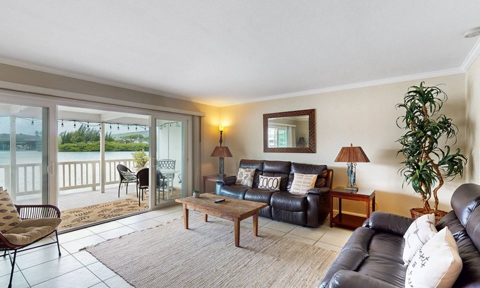 Portlock House | Waterfront Kuapa Isle gem with Koko Crater views & pool - by the beach