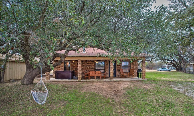 Lake Brownwood House | Waterfront Lake Brownwood Home w/ Hot Tub!