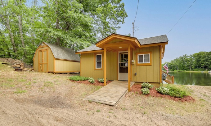 Lake Cabin | Waterfront Lake Cabin: Close to Boating & Fishing!