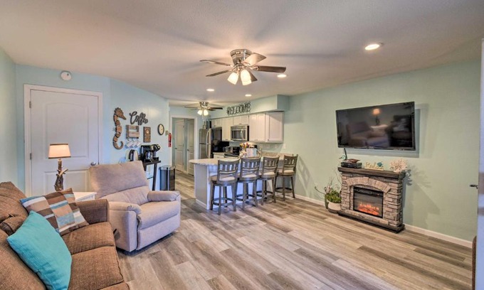 Lake Delton Apartment | Waterfront Lake Delton Condo with Pool and Spa Access!