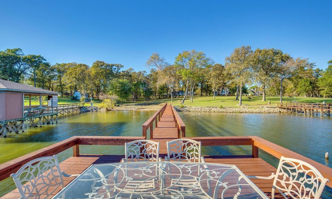 Emory House | Waterfront Lake Fork Getaway w/Dock Access