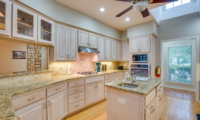Emory House | Waterfront Lake Fork Vacation Home w/Boat Dock!