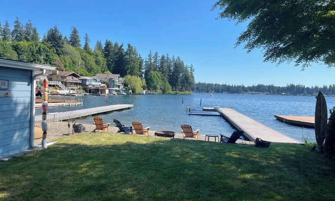 Lake Goodwin House | Waterfront Lake Goodwin Getaway