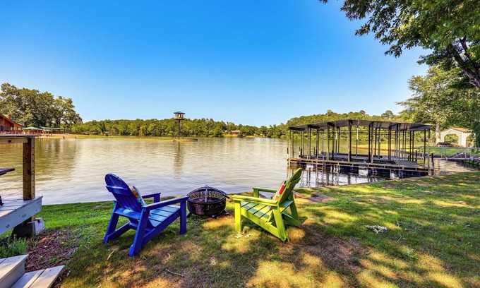 Royal House | Waterfront Lake Hamilton Vacation Rental w/Dock!