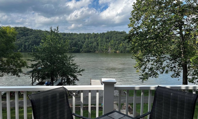 Hiwassee Cottage | Waterfront Lake Home (Claytor Lake) near VT and RU