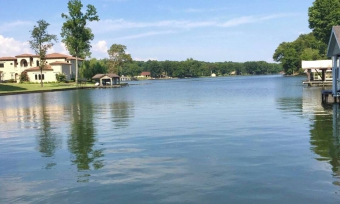 Florence House | Waterfront Lake House on Wilson Lake