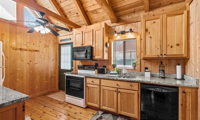 Six Mile Ski Chalet | Waterfront LAKE KEOWEE Chalet near Clemson University