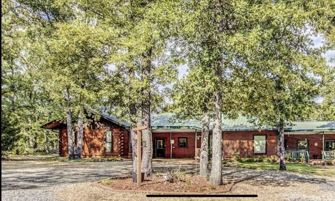 Quinlan House | *WATERFRONT* Lake Tawakoni Log/Tree House Vacation Rental