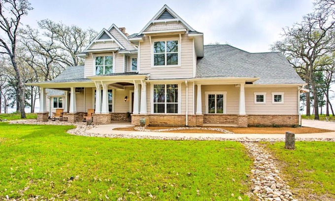 Quinlan House | Waterfront Lake Tawakoni Home with Fire Pit!
