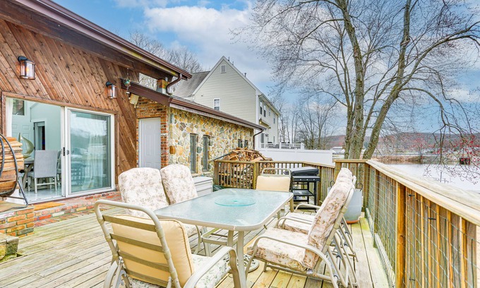 Lake Hopatcong House | Waterfront Lake Hopatcong Home w/Boat Dock!
