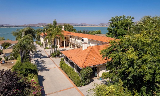Lakeland Village House | Waterfront Lakeside Mansion Great for Large Families, Retreat, and Events