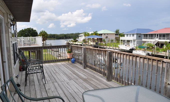 Crystal River House | Waterfront location! Halfway between downtown and the Gulf