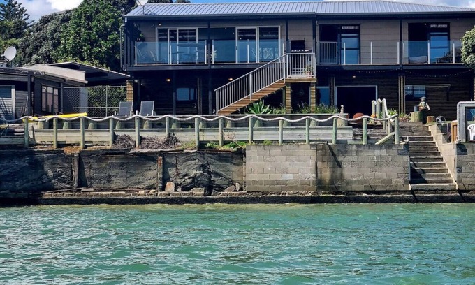Raglan Apartment | Waterfront Location holiday accommodation