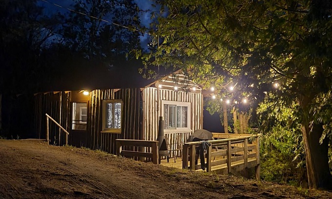 North Frontenac Cabin | Waterfront Log Cabin at the shores of Mosque Lake!
