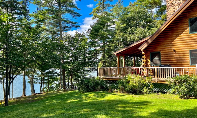Harpswell House | Waterfront log cabin nestled in the woods providing unparalleled privacy