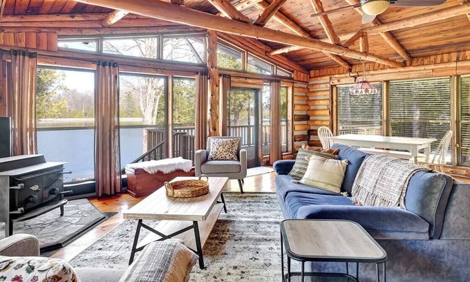 Rideau Lakes House | Waterfront log cabin - Utter privacy & relaxation