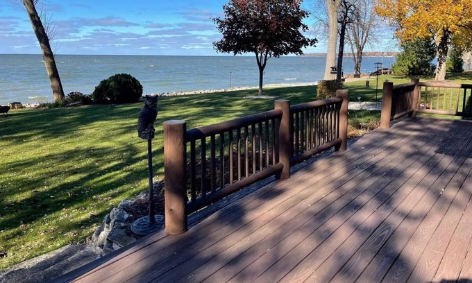 Luxemburg House | Waterfront Log Home on Green Bay in Door County, sleeps 12