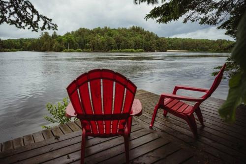 L'lle-du-Grand-Calumet Ski Chalet | Waterfront lux loft 2 bedroom perfect for couples