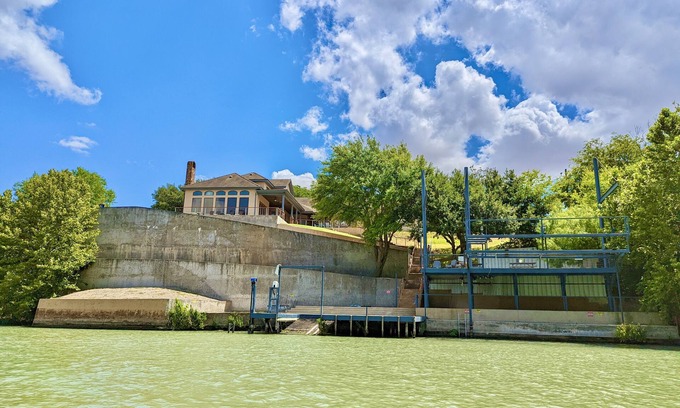 New Braunfels House | Waterfront Luxury Home on 5 Acres. nSleeps 22. Beds: 5 king, 4 queen, 4 twin XL