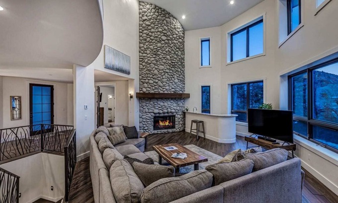 Basalt House | Waterfront Luxury Villa Near Aspen