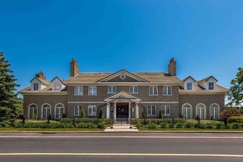 Beloeil Villa | Waterfront Mansion with River & Mountain View, 40 Minutes from Montreal