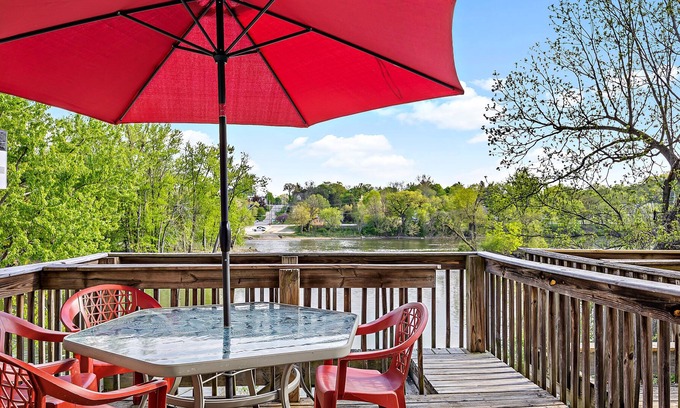 Yorkville House | Waterfront Modern Fishing Hiking Kayaking FastWiFi Steps Away from Fox RIver