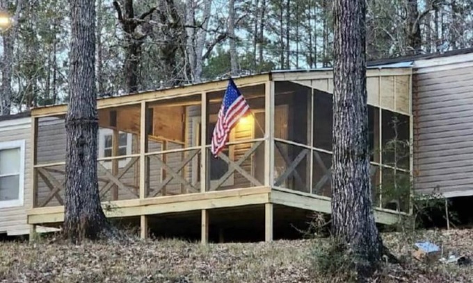 Lena House | Waterfront Nature Oasis Right off the Interstate
